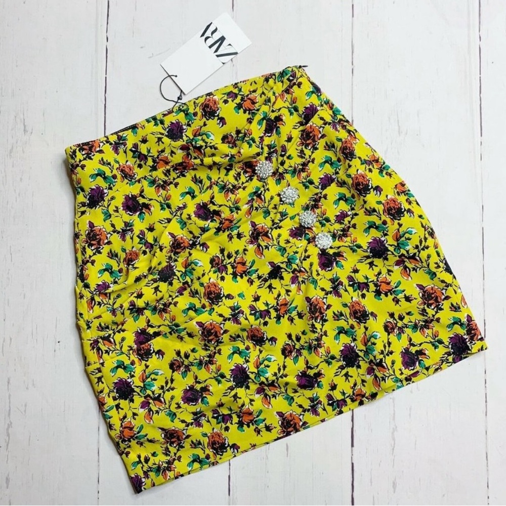 ✨Zara Floral Mini Skirt with Jeweled Buttons NWT - Size Medium✨